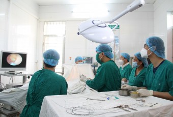 Trung tâm Y tế huyện Việt Yên nội soi tán sỏi ngược dòng bằng laser cho hai bệnh nhân