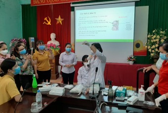 TTYT Việt Yên tập huấn lấy mẫu xét nghiệm và thực hiện test nhanh kháng nguyên SARS-CoV-2 cho giáo viên, nhân viên y tế học đường trên địa bàn huyện