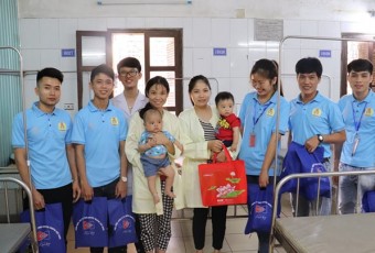 400 suất quà được trao tới các bệnh nhi đang nằm điều trị tại Trung tâm Y tế Việt Yên nhân dịp Quốc tế thiếu nhi 1/6
