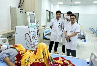Hai bệnh nhân đầu tiên được thực hiện kỹ thuật thận nhân tạo tại TTYT thị xã Việt Yên