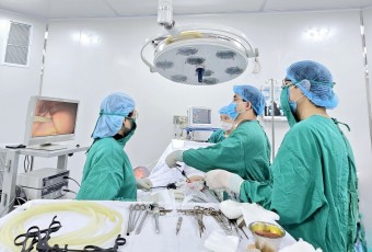 Ca mổ nội soi nang thận đầu tiên cho trẻ em tại TTYT Việt Yên
