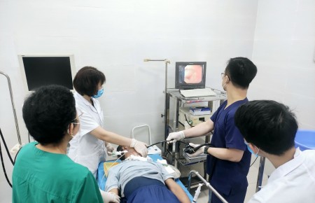 TTYT Việt Yên: Mở khí quản cấp cứu, nội soi lấy dị vật đường thở thành công