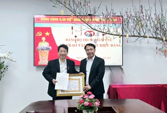 Đảng ủy Trung tâm Y tế tổ chức Lễ trao tặng Huy hiệu Đảng đợt 3/2 năm 2025