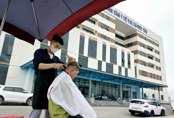 Cắt tóc miễn phí cho bệnh nhân tại TTYT Việt Yên