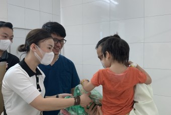 Chi đoàn Trung tâm Y tế Việt Yên tổ chức chương trình Tết thiếu nhi – tặng quà cho các bệnh nhi tại Trung tâm Y tế huyện