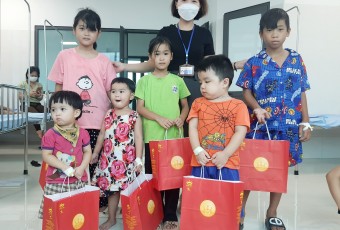 50 bệnh nhi đang điều trị tại Trung tâm Y tế huyện Việt Yên được tặng quà nhân dịp Trung thu