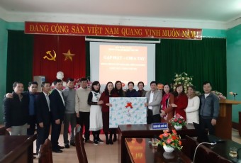 Gặp mặt chia tay đồng chí Nguyễn Kim Anh – Phó Giám đốc Trung tâm Y tế Việt Yên nghỉ hưu theo chế độ