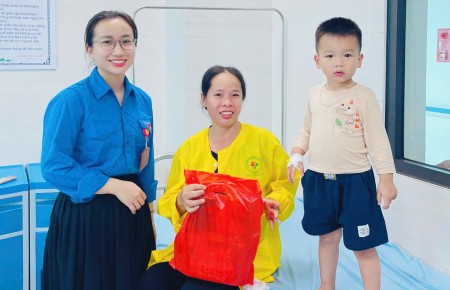 Ấm áp Tết Thiếu nhi 1/6 tại Trung tâm Y tế thị xã Việt Yên