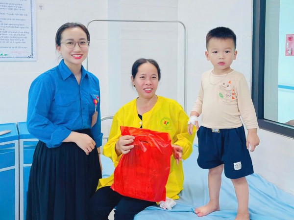 Ấm áp Tết Thiếu nhi 1/6 tại Trung tâm Y tế thị xã Việt Yên