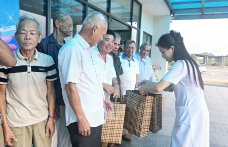 TRUNG TÂM Y TẾ VIỆT YÊN TỔ CHỨC KHÁM, TƯ VẤN SỨC KHỎE, CẤP PHÁT THUỐC CHO THƯƠNG BINH, BỆNH BINH NHÂN KỶ NIỆM 78 NĂM NGÀY THƯƠNG BINH - LIỆT SĨ