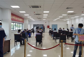 TTYT tổ chức tiêm vắc xin Vero Cell phòng Covid-19 cho người lao động Trung Quốc tại các Doanh nghiệp trên địa bàn huyện