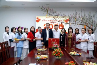 Phó Bí thư Thường trực Thị ủy thăm, động viên các bác sĩ và tặng quà bệnh nhân tại Trung tâm Y tế Việt Yên