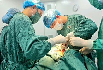 Phẫu thuật thành công ca ung thư dạ dày kèm dị tật xoay ruột hiếm gặp tại Trung tâm Y tế Việt Yên