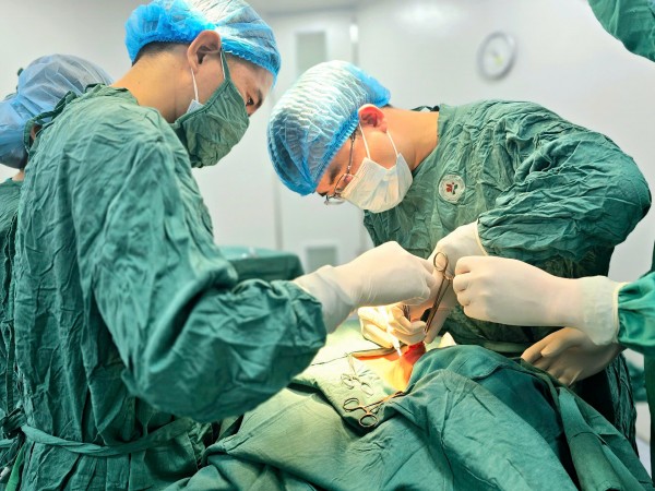 Phẫu thuật thành công ca ung thư dạ dày kèm dị tật xoay ruột hiếm gặp tại Trung tâm Y tế Việt Yên